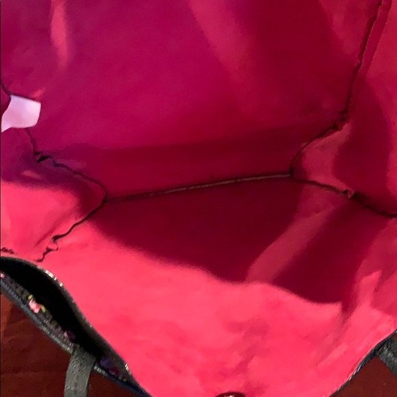 Betsy Johnson large purse w/ pink kiss scarf - Picture 5 of 8